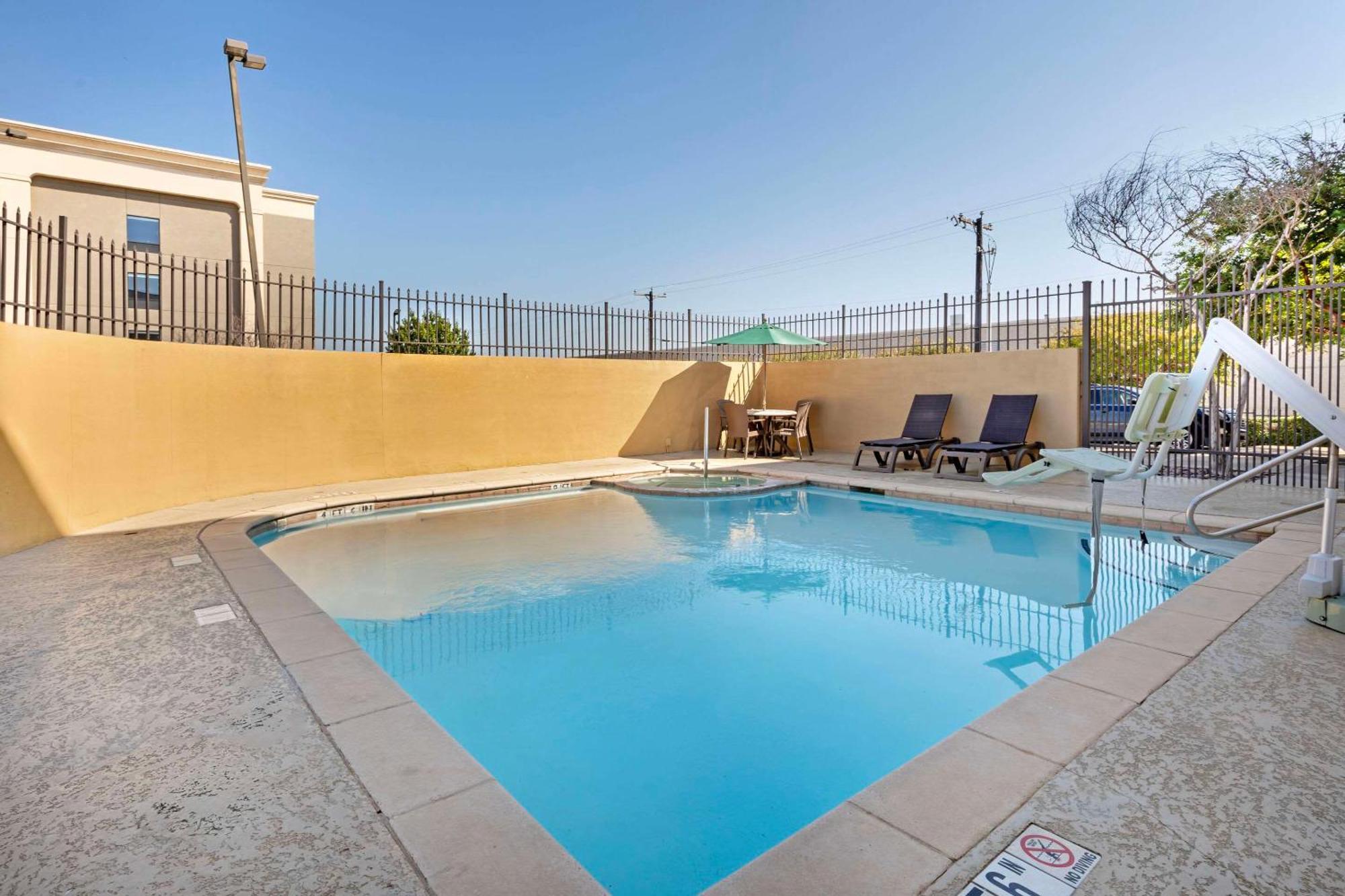 Comfort Suites West Dallas - Cockrell Hill Dış mekan fotoğraf